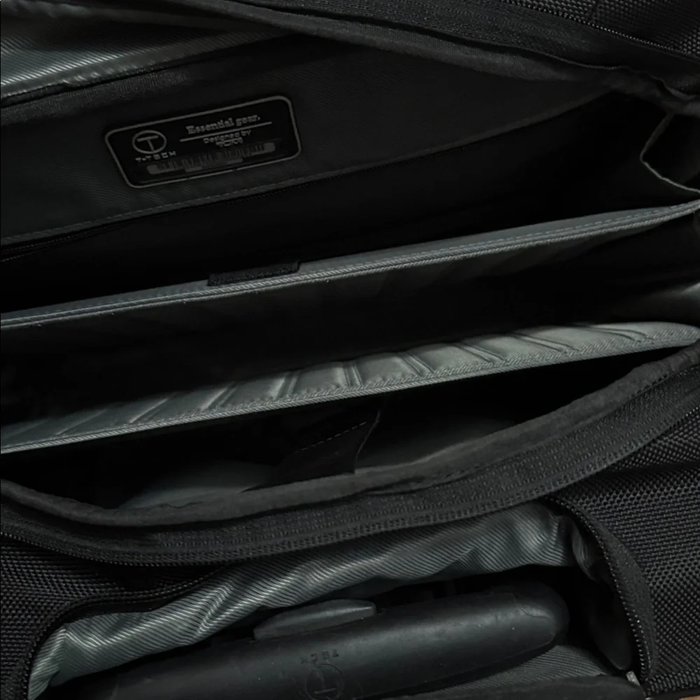 Tumi 🕶️ corner